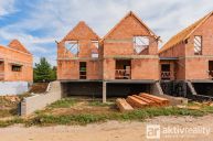 Prodej novostavby rodinnho domu s uitnou plochou 149 m2, s dispozic 5+kk, technick mstnost, prdelna, 2 kryt parkovac stn, soukrom zahrada, Luec nad Vltavou
