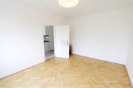 pronjem bytu 2+kk 35 m2 + skle po rek.  Praha 10 Hostiva ul. Blinskho po rek. 5.p. vtah panel