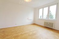 pronjem bytu 2+kk 35 m2 po rekonstrukci Praha 10 Hostiva ul. Blinskho 5.p. vtah panel sklep