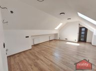 18. Nov podkrovn byt 2+kk, 60,28 m2, Nupaky, Praha vchod