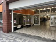 pron�jem 69m2 obchod s v�lohami u zast�vky metra Karlovo n�m�st� P2