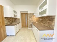 Pron�jem bytu 2+kk, 41 m2 se zahradou a parkov�n�m � Jarom��, ul. Kr�lov�dvorsk�.