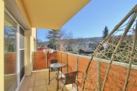 Prostorn� sv�tl� byt 3+kk s balkonem, parkov�n�m a sklepem  �evnice