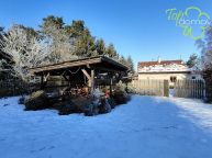 Nab�z�me rodinn� d�m s velk�mi pozemky a lesem na rozhran� P��bora a Kop�ivnice