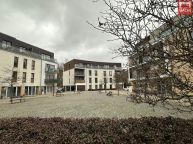 Prodej bytu 2+kk se zahr�dkou a kryt�m parkovac�m st�n�m, ul. Zelen�, Statenice