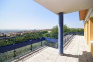 Pron�jem bytu 5+kk 186 m2 s v�hledem na celou Prahu, balkon, terasa, 4x lo�n�ce, 2x koupelna, 2x gar