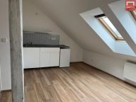 Pron�jem podkrovn�ho bytu 1+kk, po rekonstrukci, Zeyerova ul, Olomouc