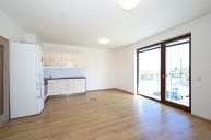 Pron�jem modern�ho bytu 2+kk 54m2, balkon 12m2, v�tah gar�