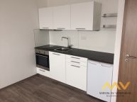 Pron�jem rekonstruovan�ho bytu 1+kk, 30 m2, Hradec Kr�lov� - t�. Edvarda Bene�e.