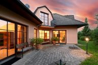 Pron�jem Sv�tice RD 5+1, 3x lo�nice, pracovna, kuchy�, ob�v�k, 2x koupelna, gar�