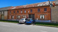Usedlost v �st�n�: bydlen�, dv�r, d�lny a prostor pro pr�ci pod jednou st�echou.