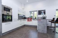 Pron�jem atypick�ho rodinn�ho domu 4+kk se zahradou 740 m2 a dv�ma terasami