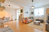 Prostorn� domov se dv�ma balkony a v�n� k�vy: 20 minut vlakem do centra Prahy