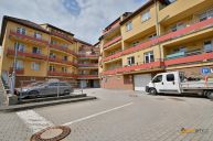 Prostorn� domov se dv�ma balkony a parkov�n�m: 20 minut vlakem do centra Prahy
