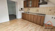 Pron�jem 2+1 v RD se zahr�dkou, cca 43 m2, parkovac� st�n�, metro Skalka 5 minut, Praha 10, ul. �t�rboholsk�