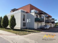 Pron�jem bytu 2+kk s balkonem a 2 parkovac�mi m�sty, 66 m2, Hradec Kr�lov� � Svobodn� Dvory.