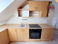 Modern� podkrovn� byt 2+kk s p�iznan�m tr�mov�m, �ir�� centrum m�sta Litom��ice, ulice Palachova.