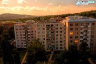 Pr�miov� v�hled na Radho�� z 6. patra � pron�jem 3+1 se zasklenou lod�i�, Ro�nov pod Radho�t�m