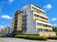 Prodej bytu 3+kk, 78 m2 s balkonem a kryt�m gar�ov�m st�n�m, Hradec Kr�lov� � ul. Labsk� louka.