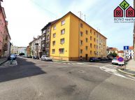 �tuln� byt o dispozici 1+kk, 34 m2, dva sklepy, dvorek, Litom��ice, ulice Tylova.