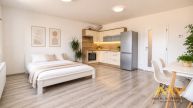 Pron�jem bytu 1+kk, 41 m2 s kryt�m parkovac�m st�n�m � Hradec Kr�lov�, ul. Jana Masaryka
