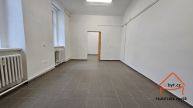 Pron�jem nebytov�ho prostoru (sklad/kancel��), 30 m2, park. st�n�, Praha � Uh��n�ves, n�m. Brat�� Jandus�