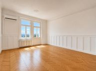 Stylov� bydlen� na Vinohradech s v�hledem na Prahu, balkonem a mo�nost� parkov�n�