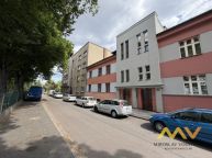 Pron�jem prostorn�ho bytu 4+1, 129 m2 v centru Hradce Kr�lov� � ul. Ludov�ta �t�ra.