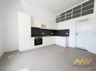 Pron�jem v�jime�n�ho bytu 3+1 s pracovnou a balkonem, 129 m2 � Hradec Kr�lov�, centrum.