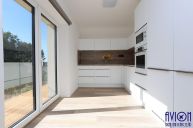 Pron�jem luxusn�ho 3(4)+kk, 88 m2, balkon, 2x parkovac� st�n�, Praha 5 - Stod�lky