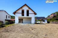Novostavba k dokon�en�: Jeden prostorn� mezonet + 2 n�jemn� byty �i podnik�n�. Zub��.