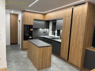 Exkluzivn� novostavba poloviny dvojdomu 4+kk se zahradou a 2 parkovac�mi m�sty.
