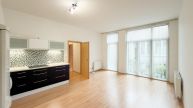 Pron�jem neza��zen�ho bytu 2+kk, 55m2, Praha 4, U Kam�ku, atrium, sklep.