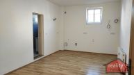 Byt 1+kk, 88,30 m2, Nupaky, Praha vchod
