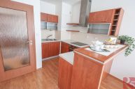 Prodej bytu 2kk 45m2, P10 Hostiva, ul. Bratislavsk, 8m2 balkon, komora 2m2, gar