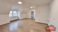1. Nov byt 2+kk, 59,65m2 s balknem, Nupaky, Praha vchod