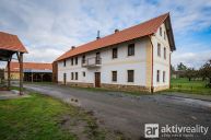 Zemdlsk usedlost Bezinka  Kokon, 9 289 m2 pozemk, dm + hospodsk budovy