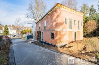 Modern novostavba na pozemku 676m2, 5+KK se zahradou, Kamenice - Praha Vchod