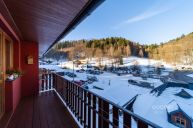 Z ob�v�ku p��mo na sjezdovku! Stylov� apartm�n 1+kk s terasou a parkov�n�m � Prkenn� D�l