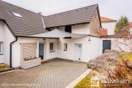 Prodej rodinn�ho domu 3+kk; 2+kk se zahradou a parkov�c�m st�n�m