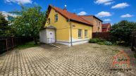 Pron�jem 2+1 v RD se zahr�dkou, cca 43 m2, parkovac� st�n�, metro Skalka 5 minut, Praha 10, ul. �t�rboholsk�