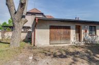 Pron�jem gar�� s pozemkem 450 m2, ul. Dob�ick�, Praha � Horn� Po�ernice.