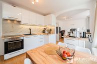 Dvougenera�n� rodinn� d�m se dv�ma byty 3+1, dv�ma gar�emi a pozemkem 752 m2, Praha 12 � Komo�any