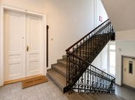 Stylov� bydlen� na Vinohradech s v�hledem na Prahu, balkonem a mo�nost� parkov�n�