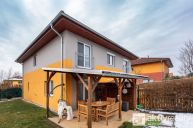 Prodej mezonetov�ho bytu s dispozic� 3+kk se zahradou a s 2 parkovac�mi m�sty p�ed domem