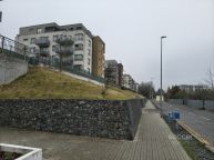Pron�jem gar�ov�ho st�n� v ulici Modr�ho, Praha 9.