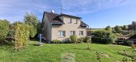 Rodinn� d�m 5+2 se dv�ma byty a pozemkem 2 285 m2 v centru obce Krhov�