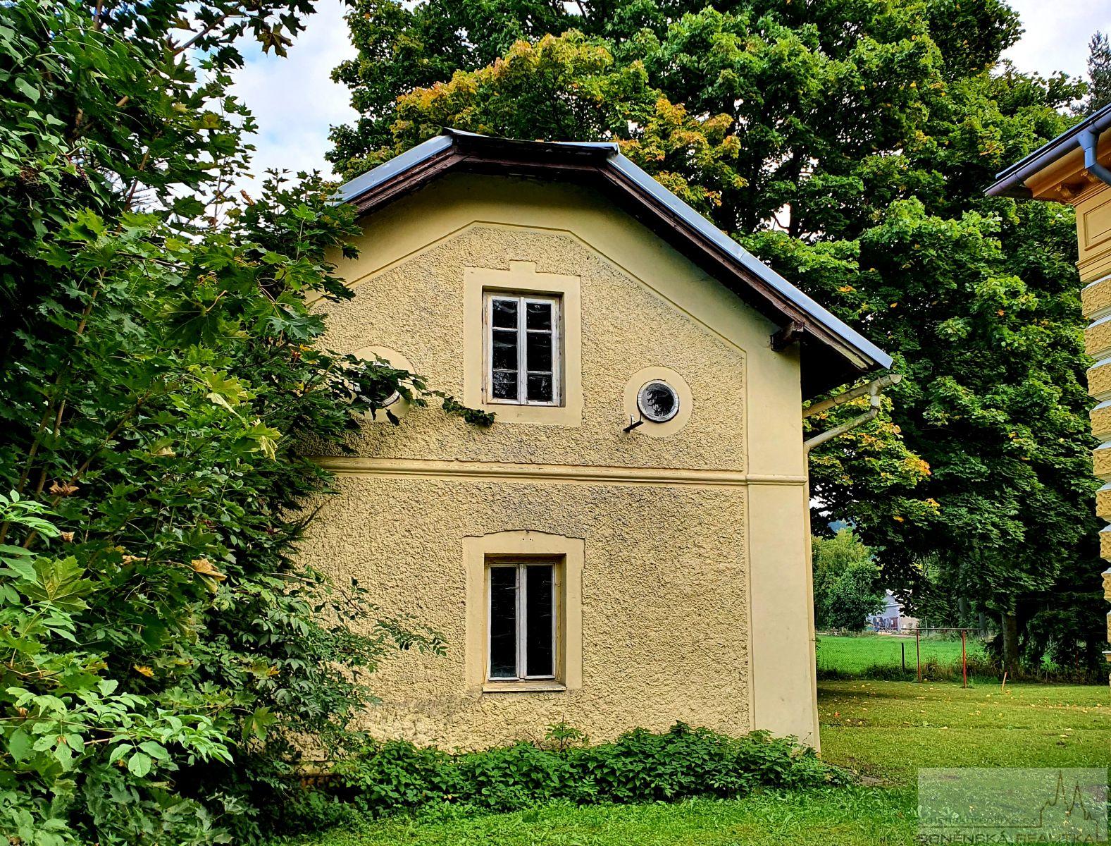 ?=Stavba vedlej z boku - (11232719)