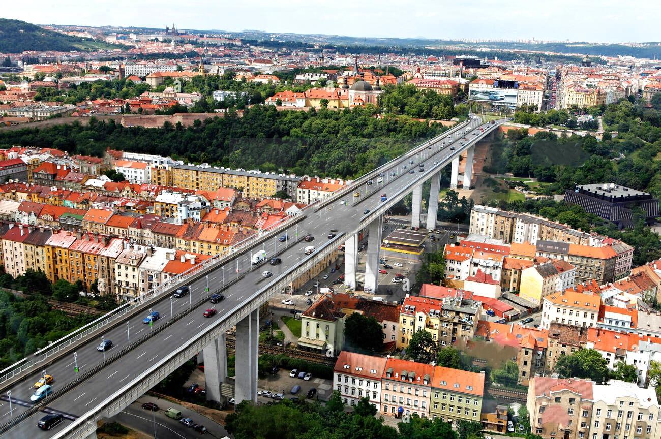 foto-die-nusle-brucke-nuselsky-most-die-von-tschechischen-architekten-stanislav-hubicka-uber-dem-nus