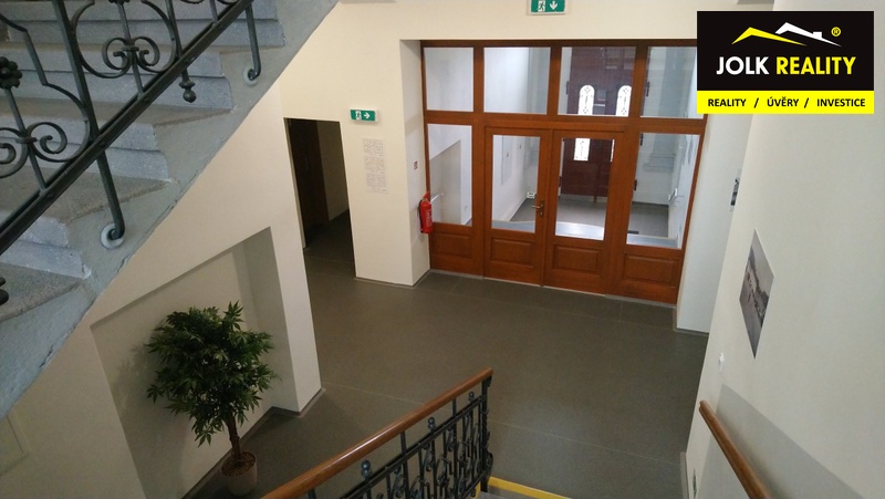 ?=Byty-pro-Seniory-Budi�ov---chodba-schodi�t� - (12057003)